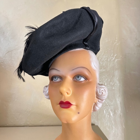 SPLENDID 1940s\' BLACK HAT WITH ROOSTER FEATHERS, SATIN BANDS, HAT PIN + VEILING main image 7
